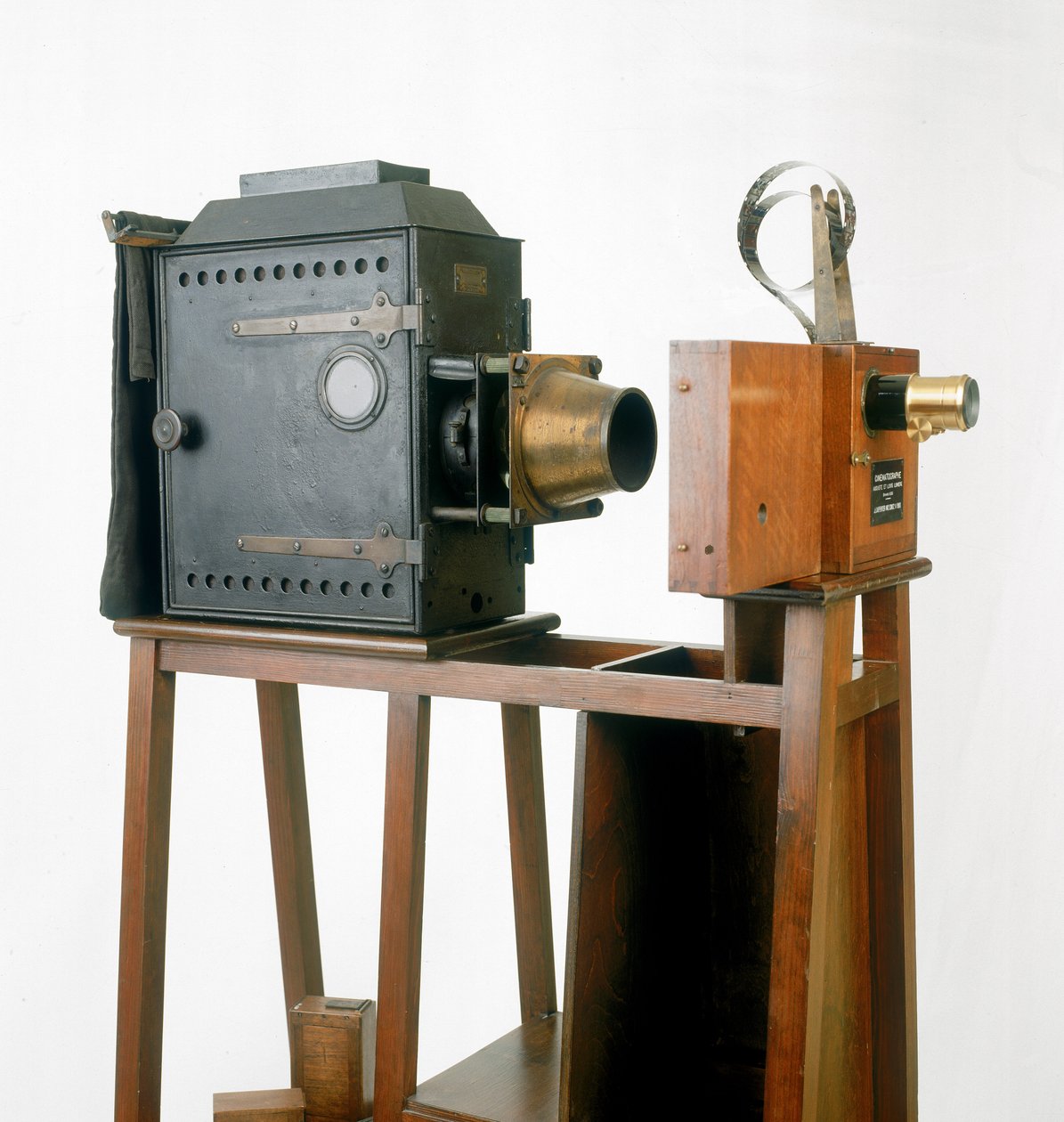 2um电影摄影，1895年（木材和金属） 作者 法语学校