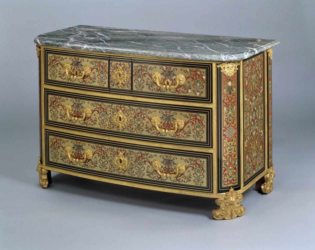 Louis XIV Commode，c.1710（多色tortoishell和黄铜镶嵌） 作者 法语学校