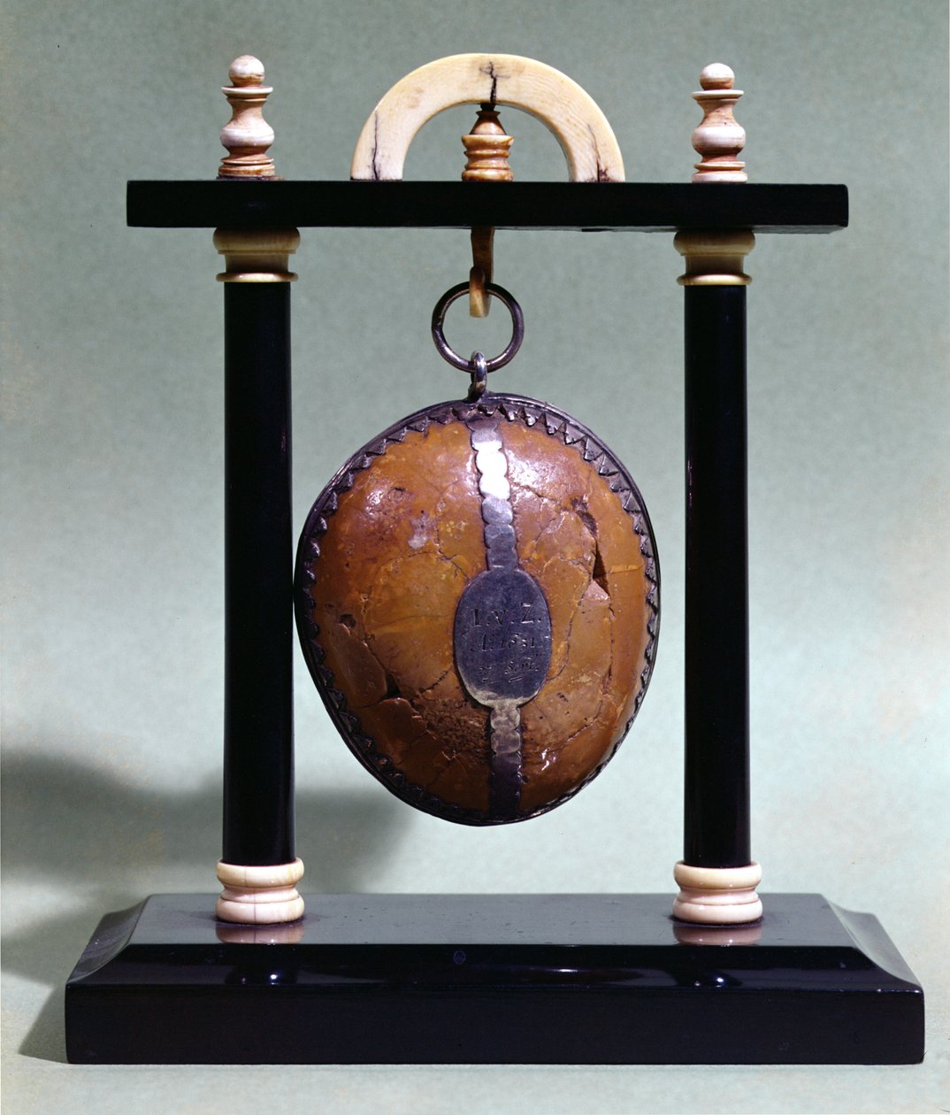 一个牛角在架子上，1651年 作者 法语学校