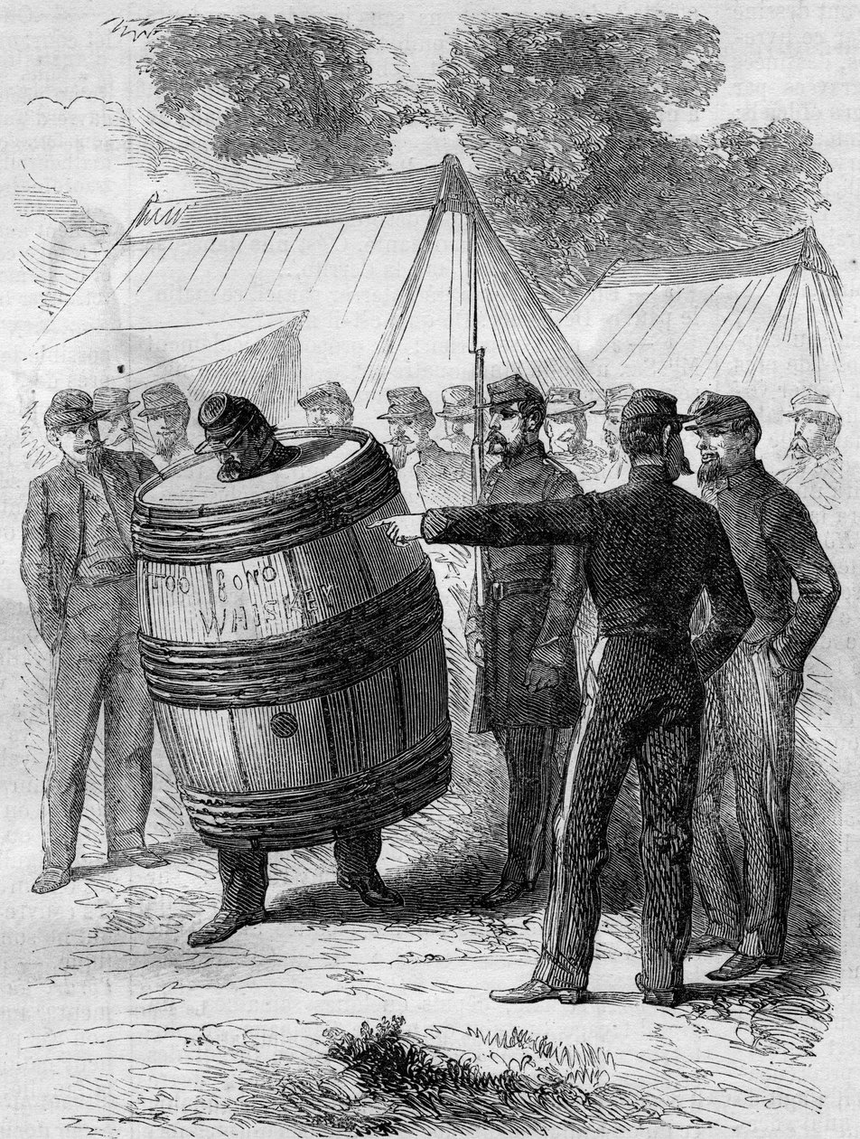 美国内战（1861-1865年）：对联邦军队的一名醉酒士兵的惩罚。在其他士兵有趣的注视下，他戴着桶形穿孔器和步行者穿过营地。1862年7月26日《世界画报》第276期的版画。 作者 法语学校