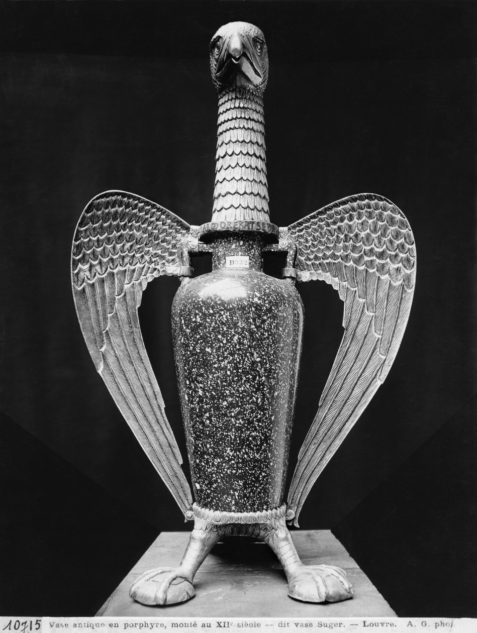 古老的花瓶被改造成12世纪的黄金支架上的礼器，被称为 "Vase Suger"（另见98050-52, 238331）（斑岩与黄金支架）（黑白照片）。 作者 法语学校