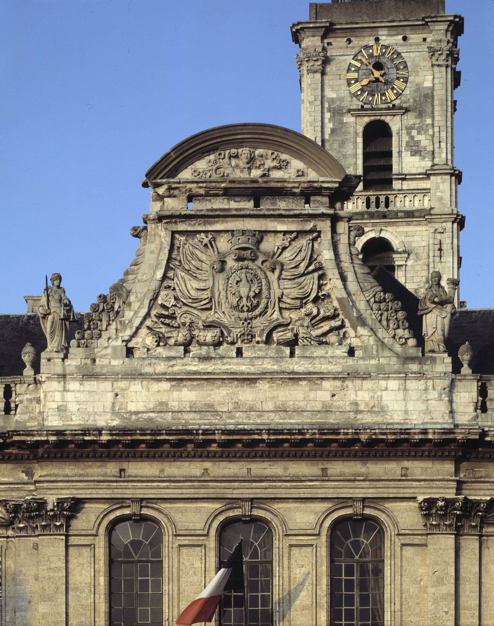 巴洛克式建筑：Heroguelle 的市政厅酒店（1717 - 1721 年）的外观。 弗朗顿描绘了这座城市的武器“鹰嘴和钉子”，周围环绕着两座象征正义和力量的雕像。 艾尔河畔拉利斯 (Aire-sur-la-Lys)、加来海峡 (Pas-d 作者 法语学校