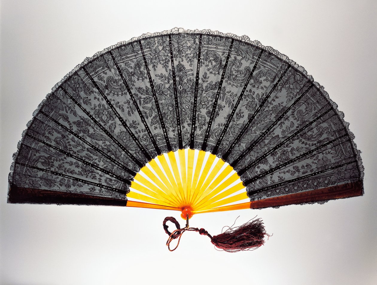 尚蒂伊花边手扇，机械花边和金黄色的龟甲肋骨 作者 法语学校
