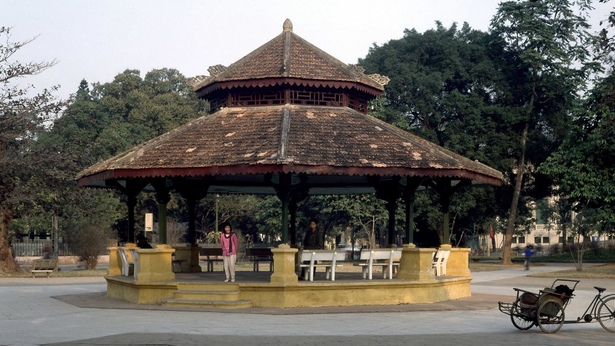 越南的殖民建筑：1920 年在河内保罗伯特广场建造的 Kiosk 有“印度支那”风格的音乐。 1889 年，它取代了一家法国公司委托的第一个金属结构。 作者 法语学校