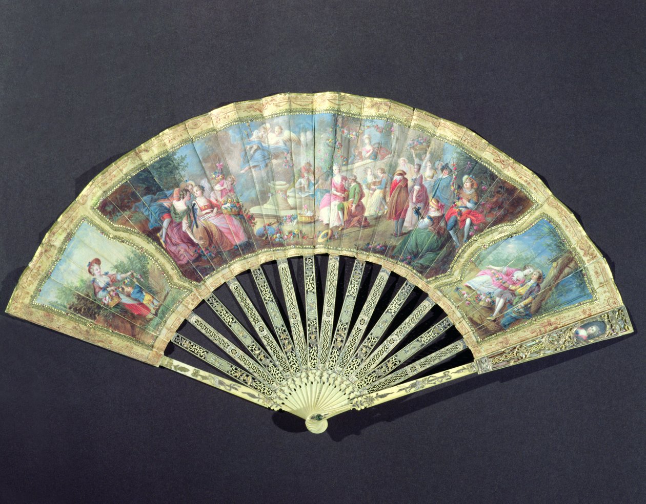 Court Fan，法国，18世纪（象牙和wc在纸上） 作者 法语学校