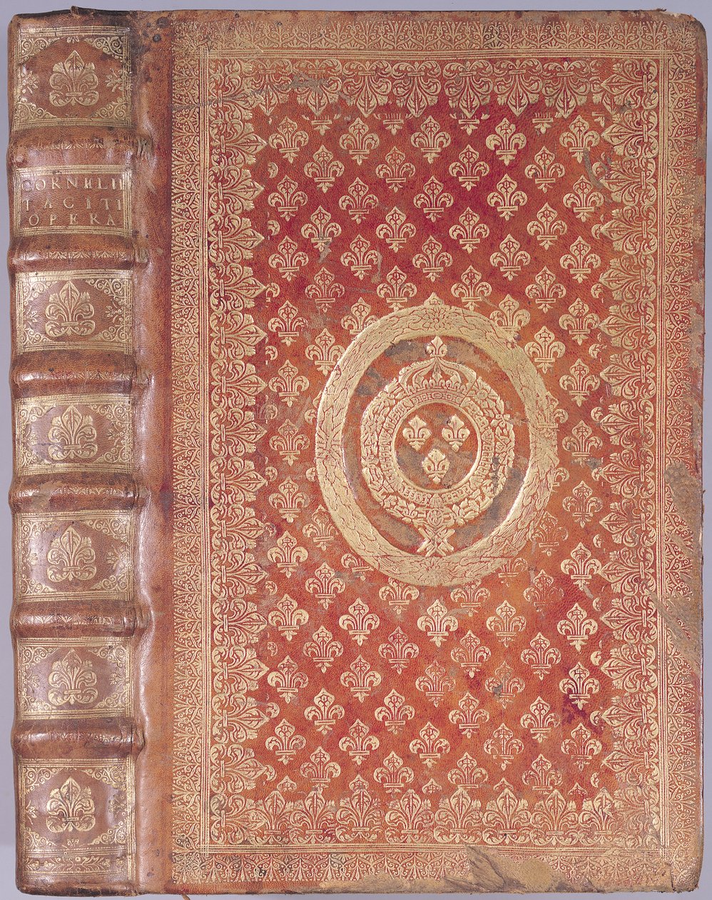 Tacitus（55-120）的作品封面与路易十四（1638-1715）（压花皮革）的徽章 作者 法语学校