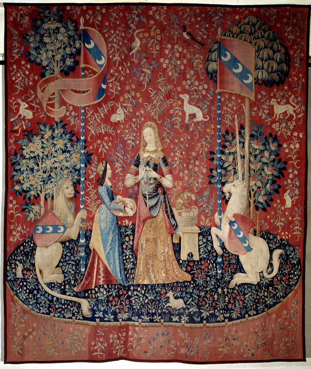 Curtain of the Lady to the Unicorn (Lady to the Unicorn): allegory of smell. A young woman holding a crown of carnations, surrounded by a lion, a unicorn, a monkey, rabbits. Wool and silk tapestry made between 1484 and 1500. From the Chateau de Boussac, Cr 作者 法语学校