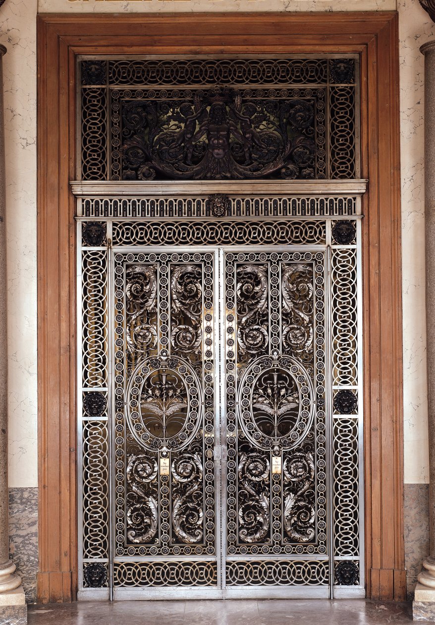 博物馆中的Galerie dApollon装饰门，c.1650（铁） 作者 法语学校