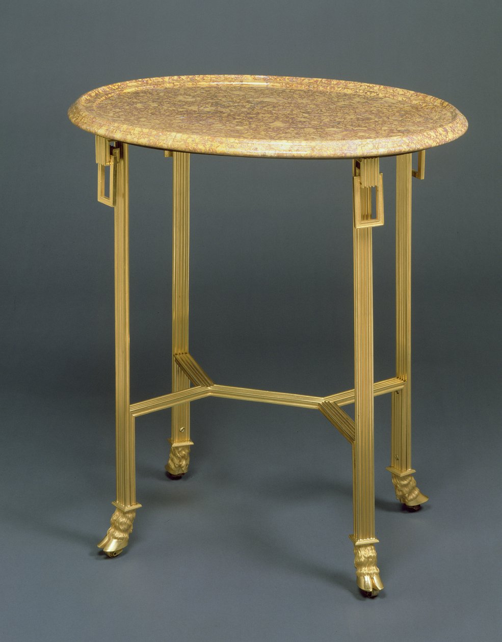 Directoire Gueridon，c.1799（ormolu 和大理石） 作者 法语学校