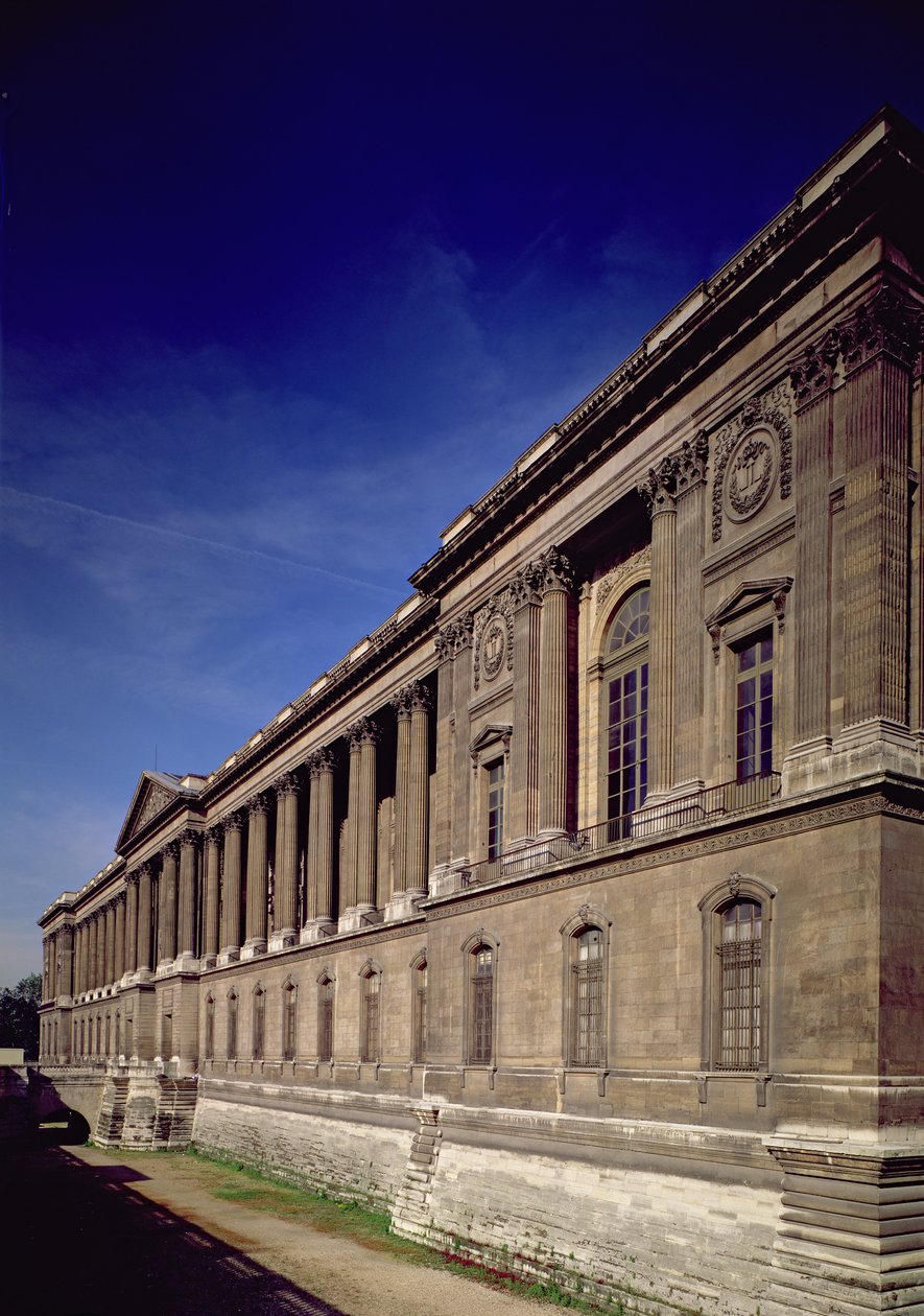 由Claude Perrault（1613-88）和其他人设计的东立面，正门和柱廊，始于1678年，由Jacques Germain Soufflot（1713-80）1774完成 作者 法语学校
