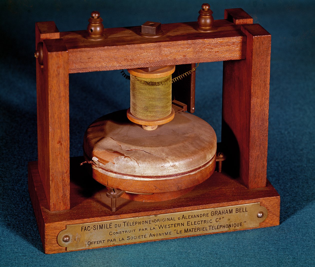 由Western Electric Company制作的Alexander Graham Bell（1847-1922）发明的电话的传真 作者 法语学校