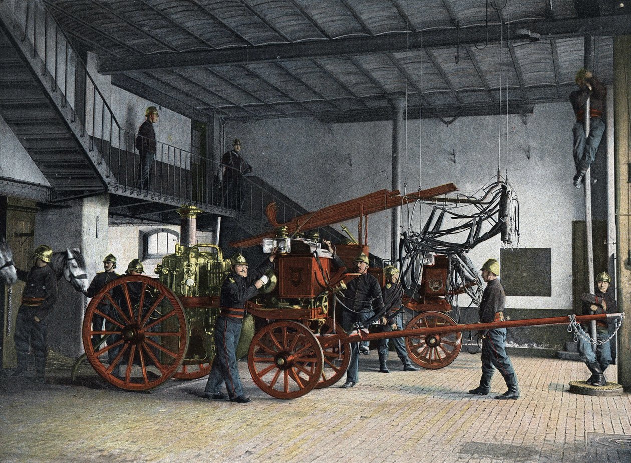 Firefighters of Paris. Central Post (Fire Hall): Call to fire. At the time of the fire call, the stable guards bring the horses from their stall to their hitch position above which the hanging harnesses will be all seated by a simple traction. The driver l 作者 法语学校