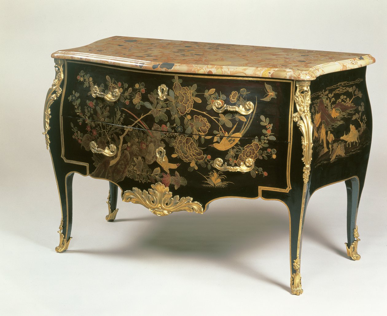 路易十五马桶以Macret的方式，1765年（木材与ormolu安装的黑色，金色和彩色漆） 作者 法语学校