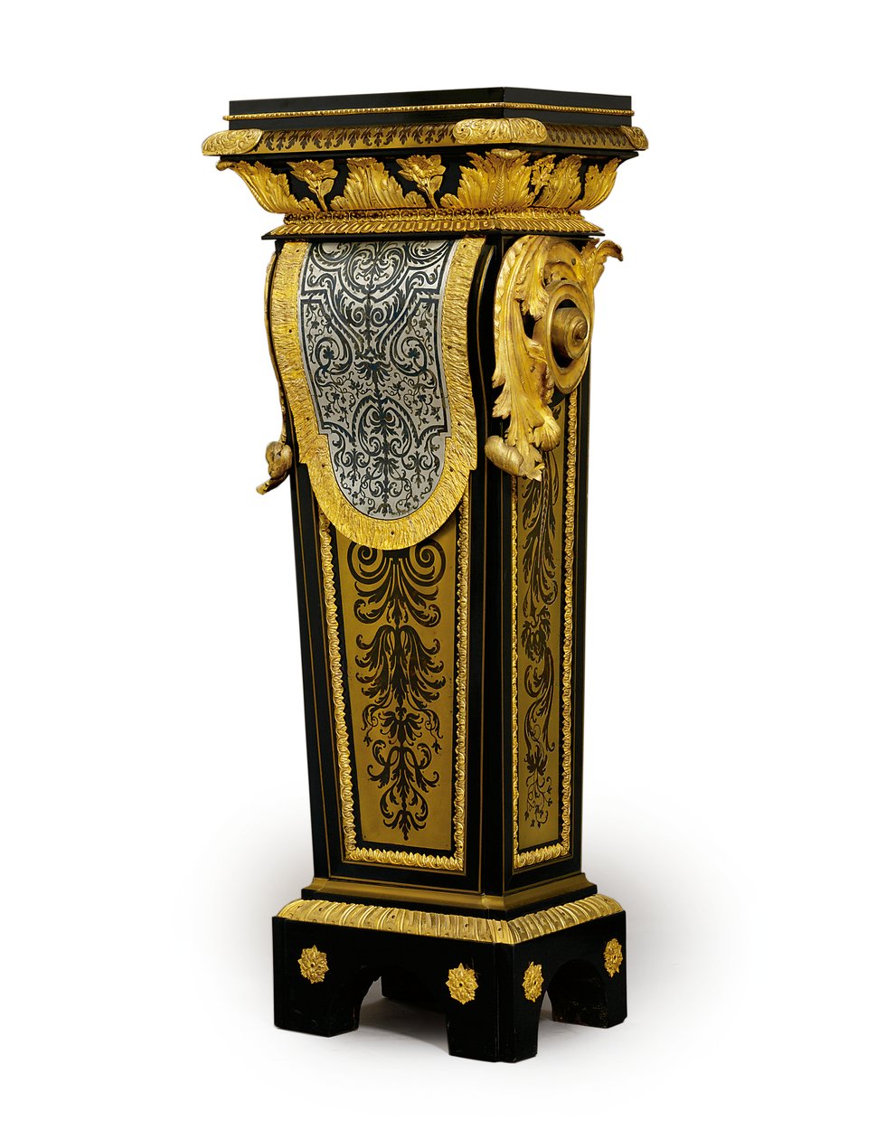 可能是克劳德·弗朗索瓦·朱利奥特（Claude-Francois Julliot）约c.1750-60委托制造的一对路易十五镶嵌底座之一（ormolu安装的Boulle锡制，黄铜镶嵌的牛角和to形）（另请参见469020） 作者 法语学校