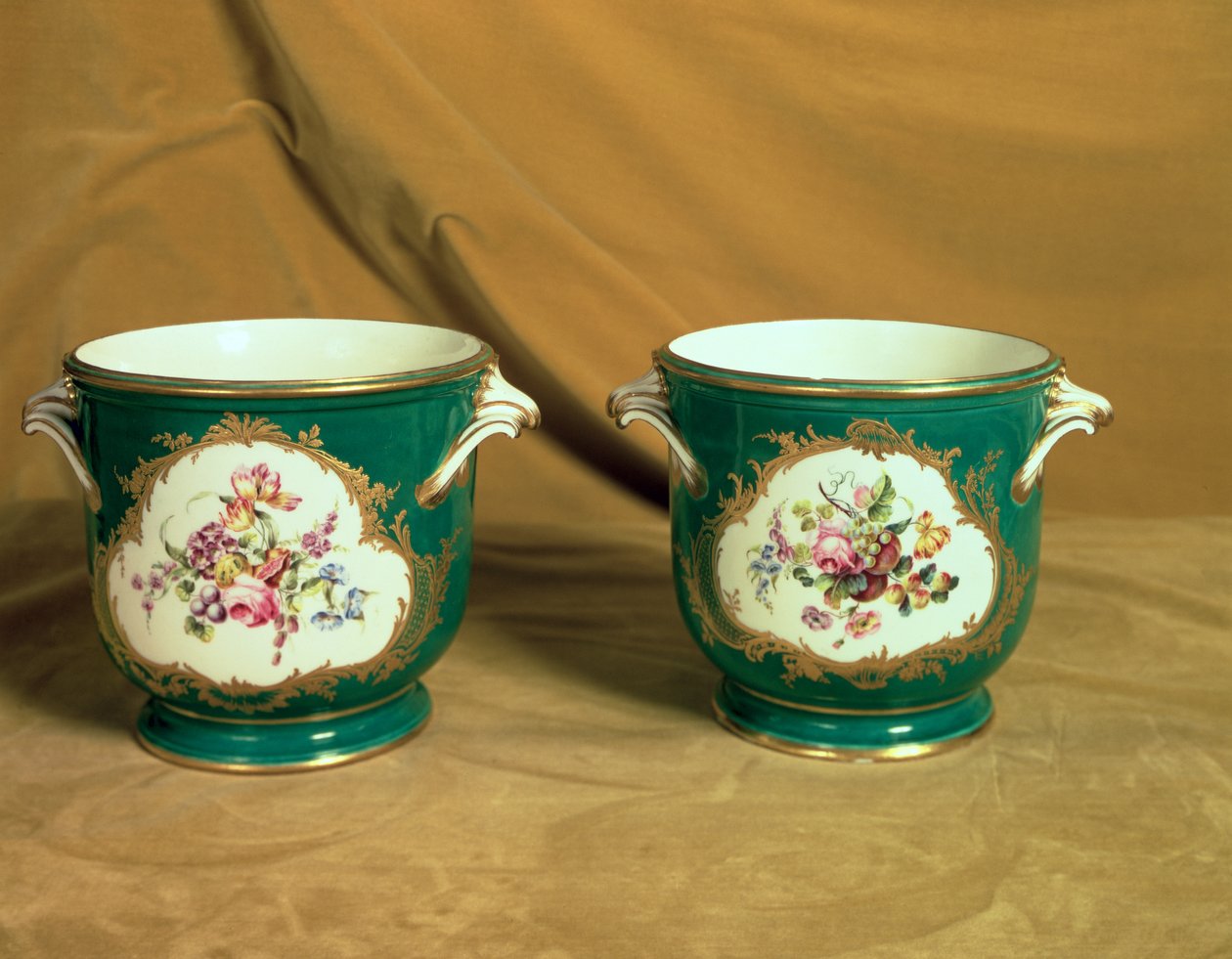 一对Sevres冰冷却器，来自Frederick V Service，1758（软膏瓷） 作者 法语学校