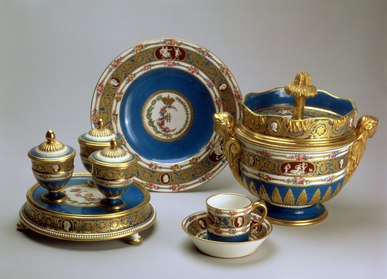 来自蓝色浮雕服务的盘子，盘子，杯子和碟子以及冰淇淋碗，Sevres，1778-9（软膏瓷器） 作者 法语学校