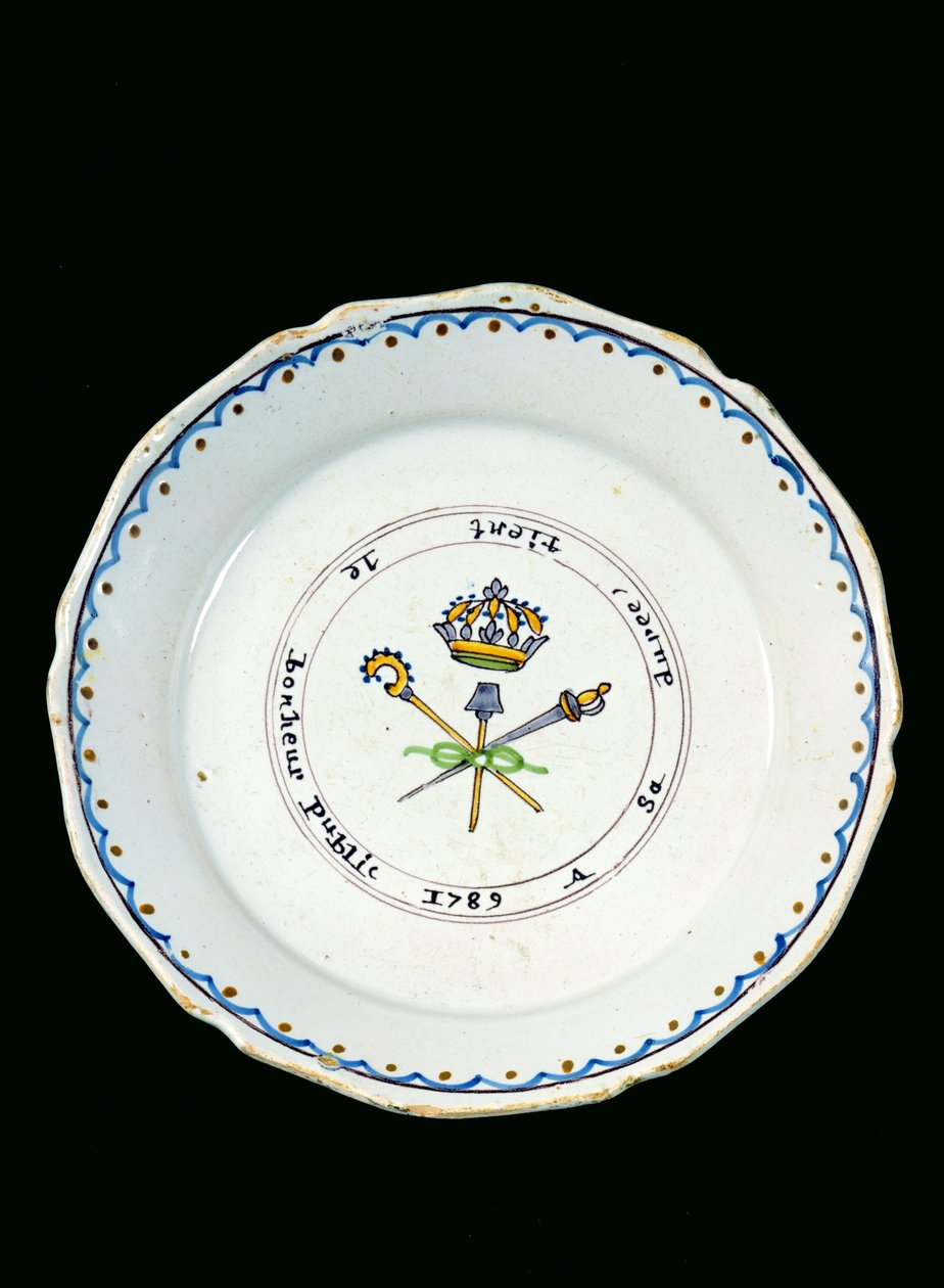 装饰着王冠下的三个订单的板块，1789年（陶瓷） 作者 法语学校