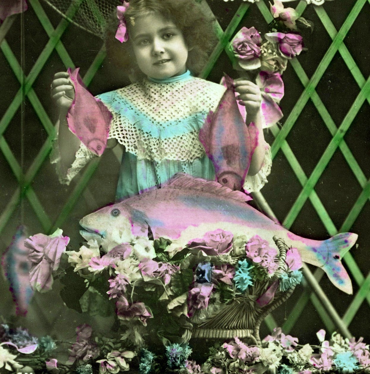 拿着鱼的女孩的画象c.1898（手工照片） 作者 法语学校