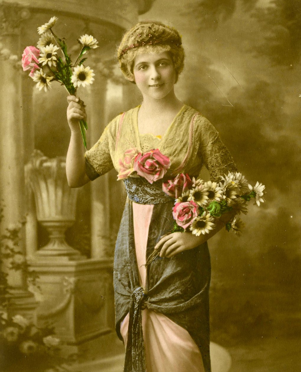 一个女人抱着一束鲜花c.1898（手工彩色照片）的肖像 作者 法语学校