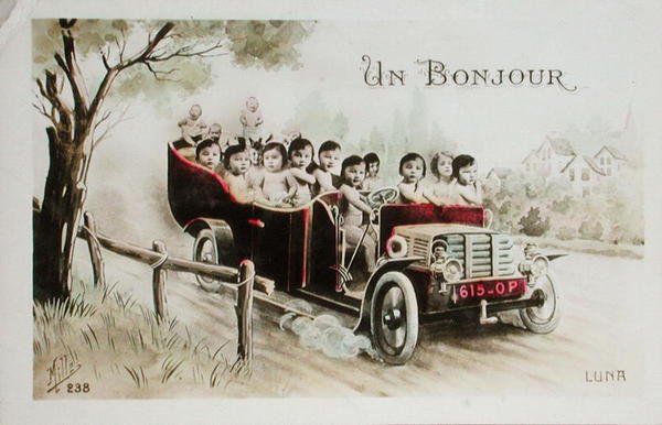 描绘 "Un Bonjour "的明信片，满载婴儿的汽车，1914年前（彩色平印）。 作者 法语学校