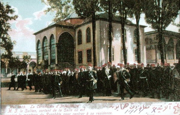 描绘苏丹-穆罕默德五世（1844-1918）1909年5月宣誓就职仪式的明信片（彩色照片）。 作者 法语学校