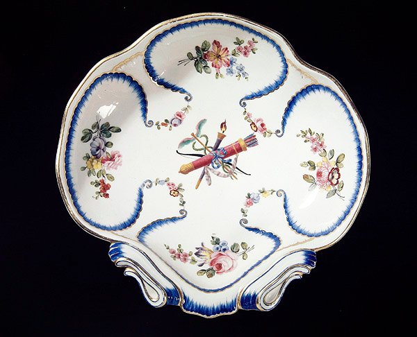 Sevres板饰有弓箭，1762年（彩陶） 作者 法语学校