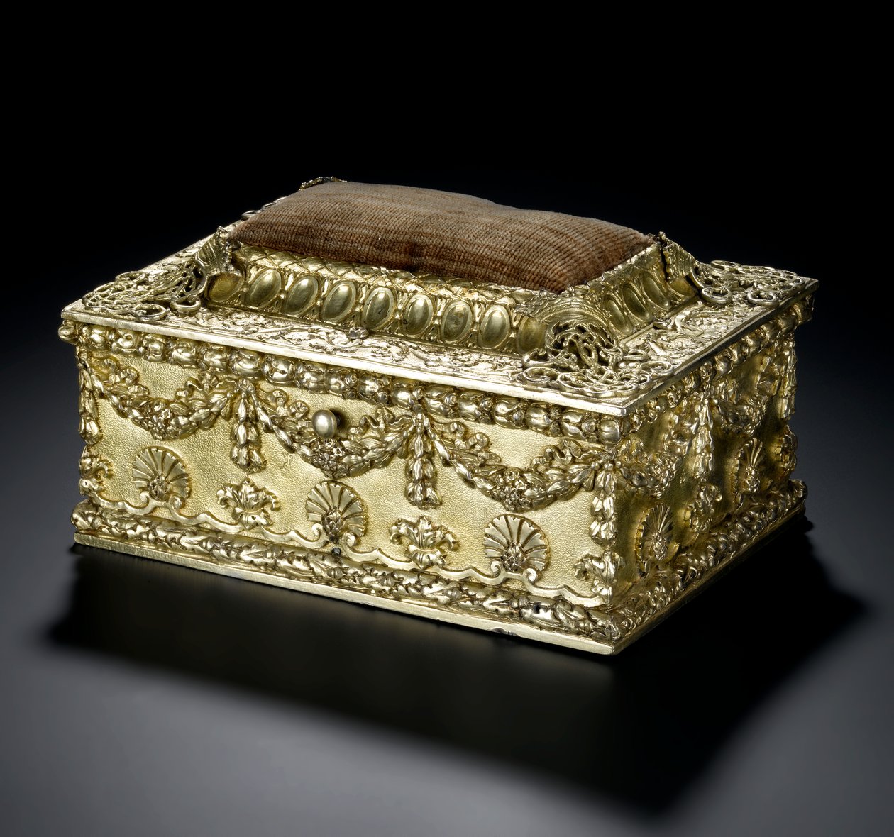 矩形镀金银色棺材，带有带靠垫的铰链盖，带有Lenusxlove坐便器，由Frances Teresa Stewart，里士满公爵夫人和Lennox拥有：Lennoxlove坐便器：法国，巴黎，1664年-1665年或1668年-1669年 作者 法语学校