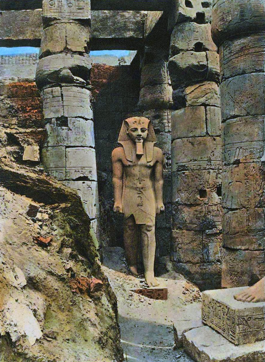 拉美西斯二世雕像，埃及卢克索，1903年（手工彩色照片） 作者 法语学校