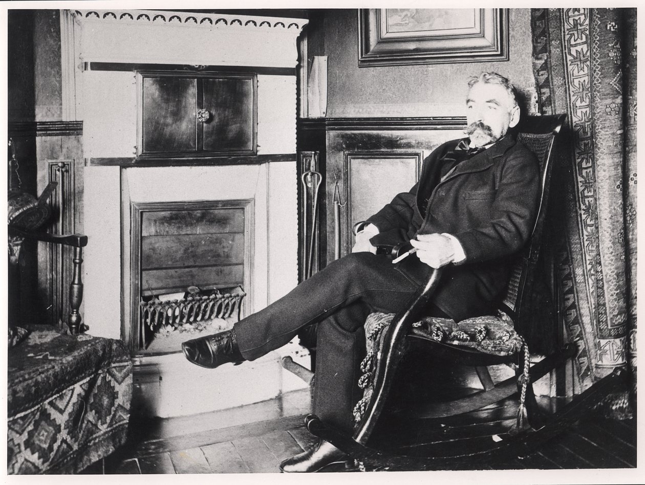 Stephane Mallarme（1842-98）坐在他位于巴黎Rue de Rome的家中的壁炉旁 作者 法语学校