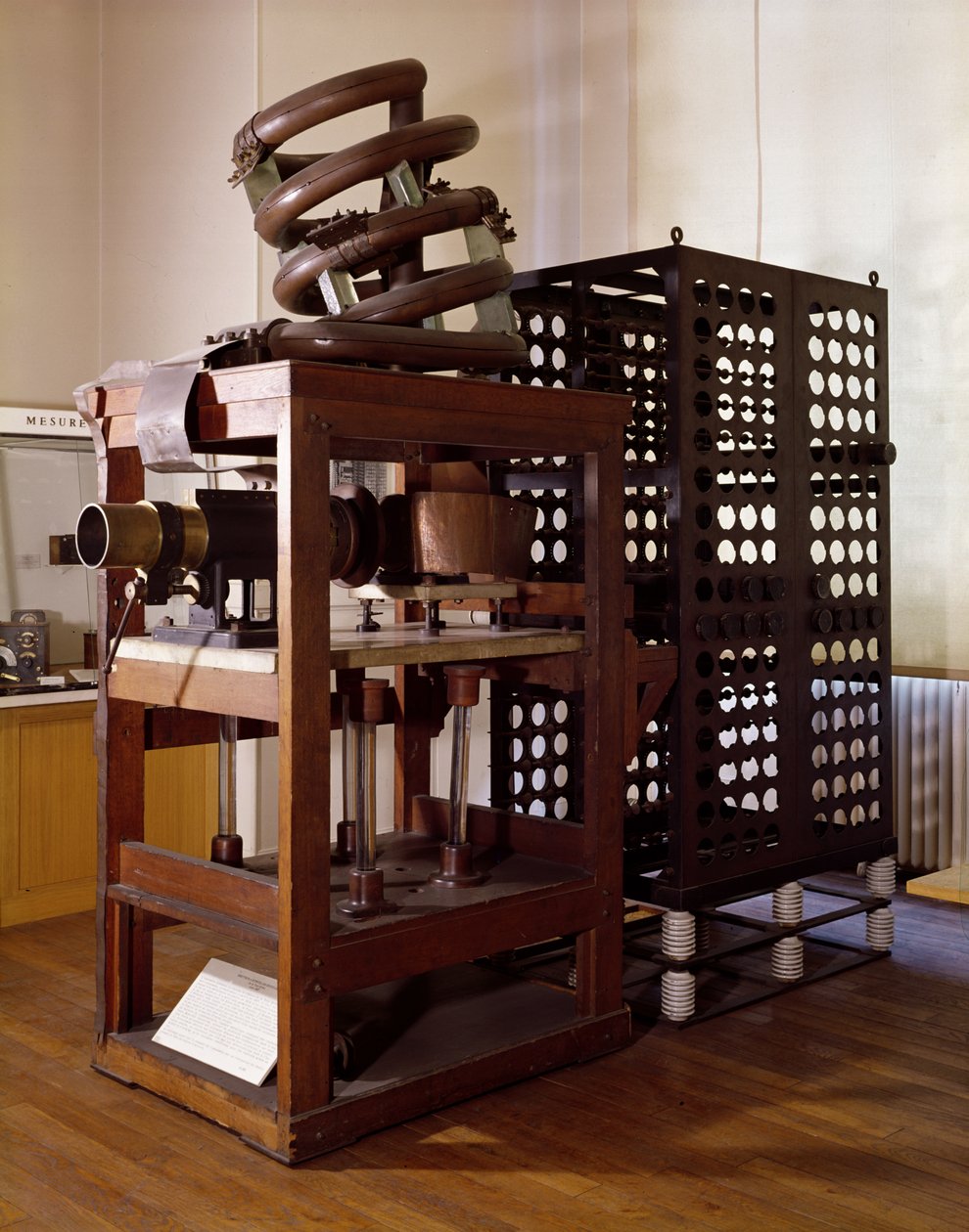 1914年埃菲尔铁塔的发射器（木材和金属） 作者 法语学校