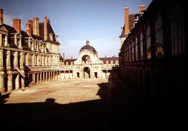Cour de lvale的视图和路易十三的洗礼堂 作者 法语学校