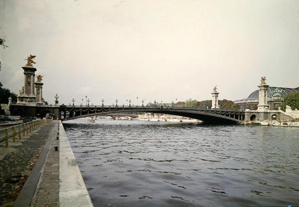 Pont Alexandre III的视图，由工程师Louis-Jean Resal（1854-1920）和Amedee Alby（1862-1942）为1900年世界博览会建造，1897-1900 作者 法语学校