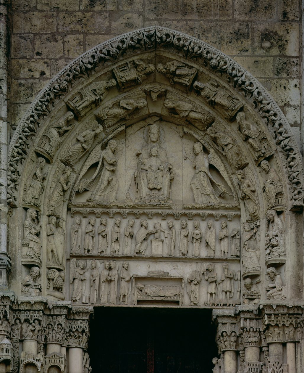 描绘麦当娜和儿童Enthroned，皇家门户南门的鼓室的视图，c.1145-50 作者 法语学校