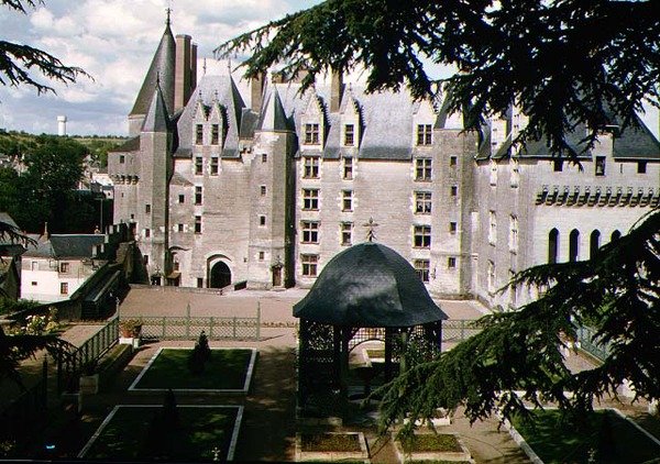 修复后的城堡西立面的视图为法国路易十一的部长Jean Bourre建造了1465年（另见8768486） 作者 法语学校