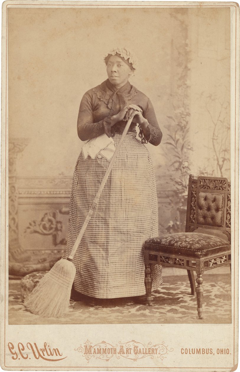 拿扫帚的妇女肖像，约 1885 年（照片1885 年（照片） 作者 GC乌林