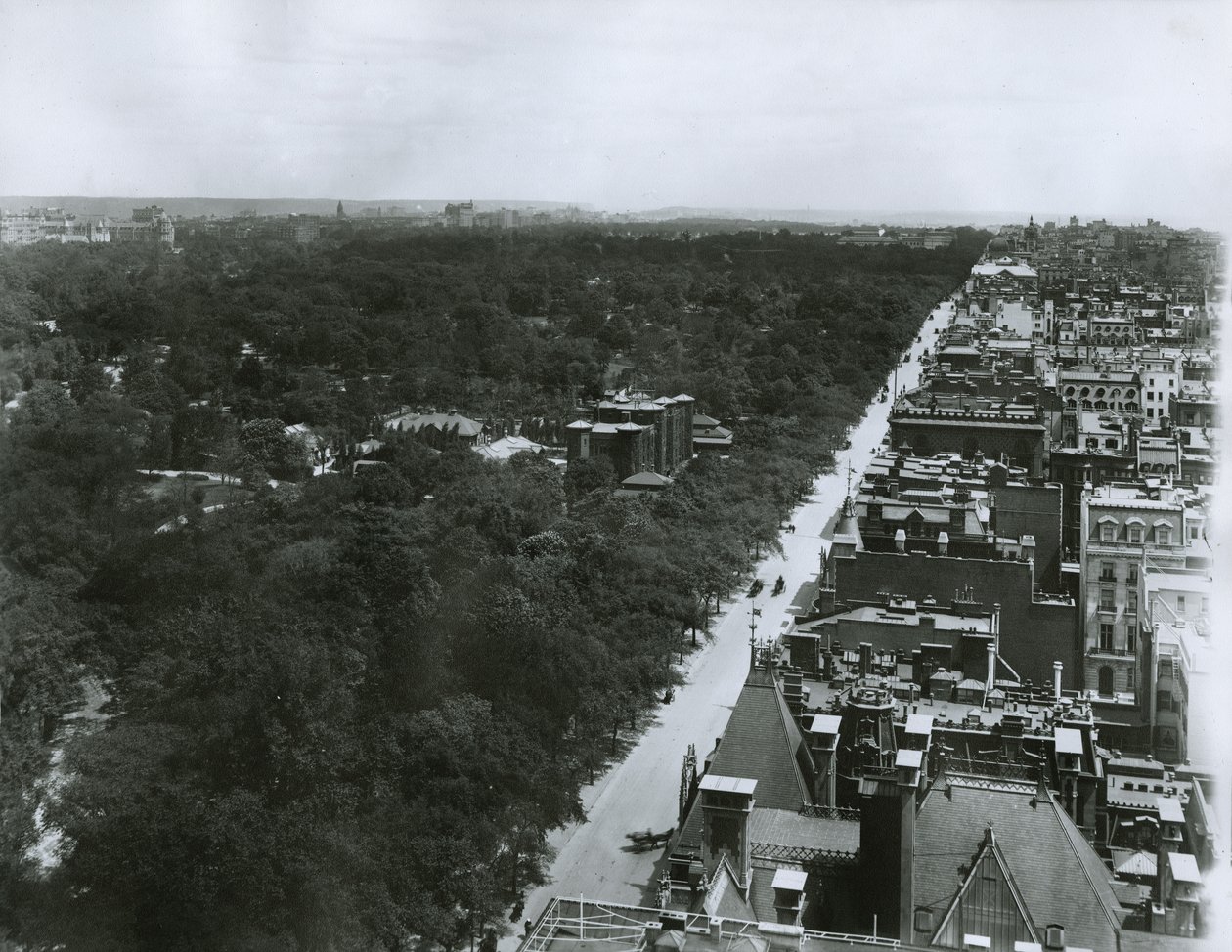 第五大道，从纽约市第61街的大都会俱乐部的屋顶向北看，c.1904 作者 GP堂和儿子