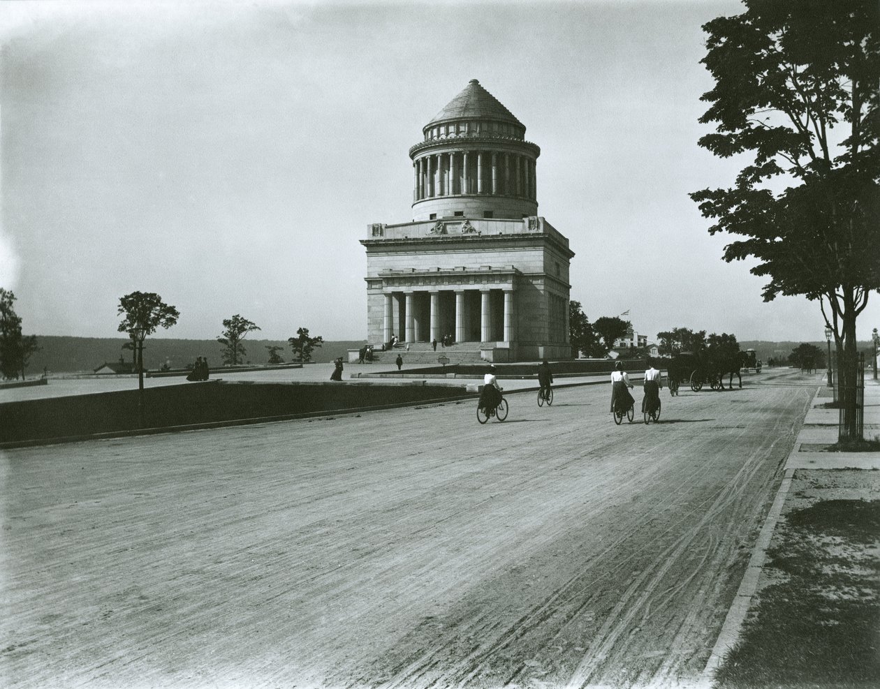 Grant&39;s Tomb，Riverside Drive，纽约市 作者 GP堂和儿子
