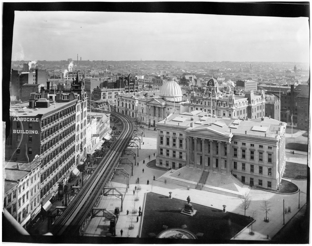 布鲁克林：高角市政厅（Borough Hall）、国王县最高法院、机械银行、Arbuckle 大楼和公园剧院，c.1896-98（黑白照片） 作者 GP和儿子堂