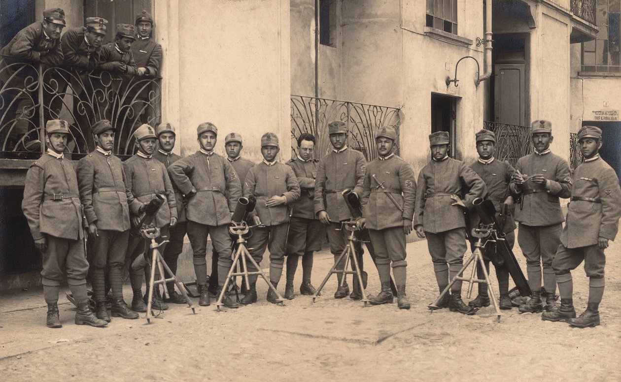"GM R. Army (World War I) "专辑。第152步兵团的士兵们--"发射炸弹的工人 "连，与 "斯托克 "迫击炮一起（黑白照片 作者 G.法尼亚诺
