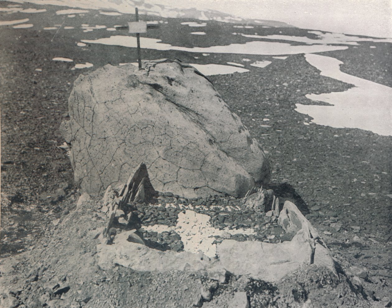 汉森·格雷夫（Hansens Grave）在阿德雷角（Cape Adare），1911年，1913年 作者 G.默里·列维克