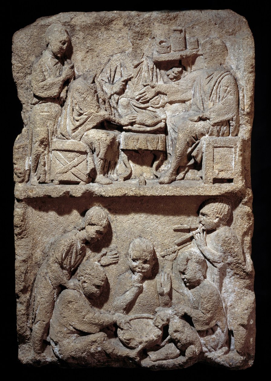Art Gallo Romain: stele representing a scene of meals and children