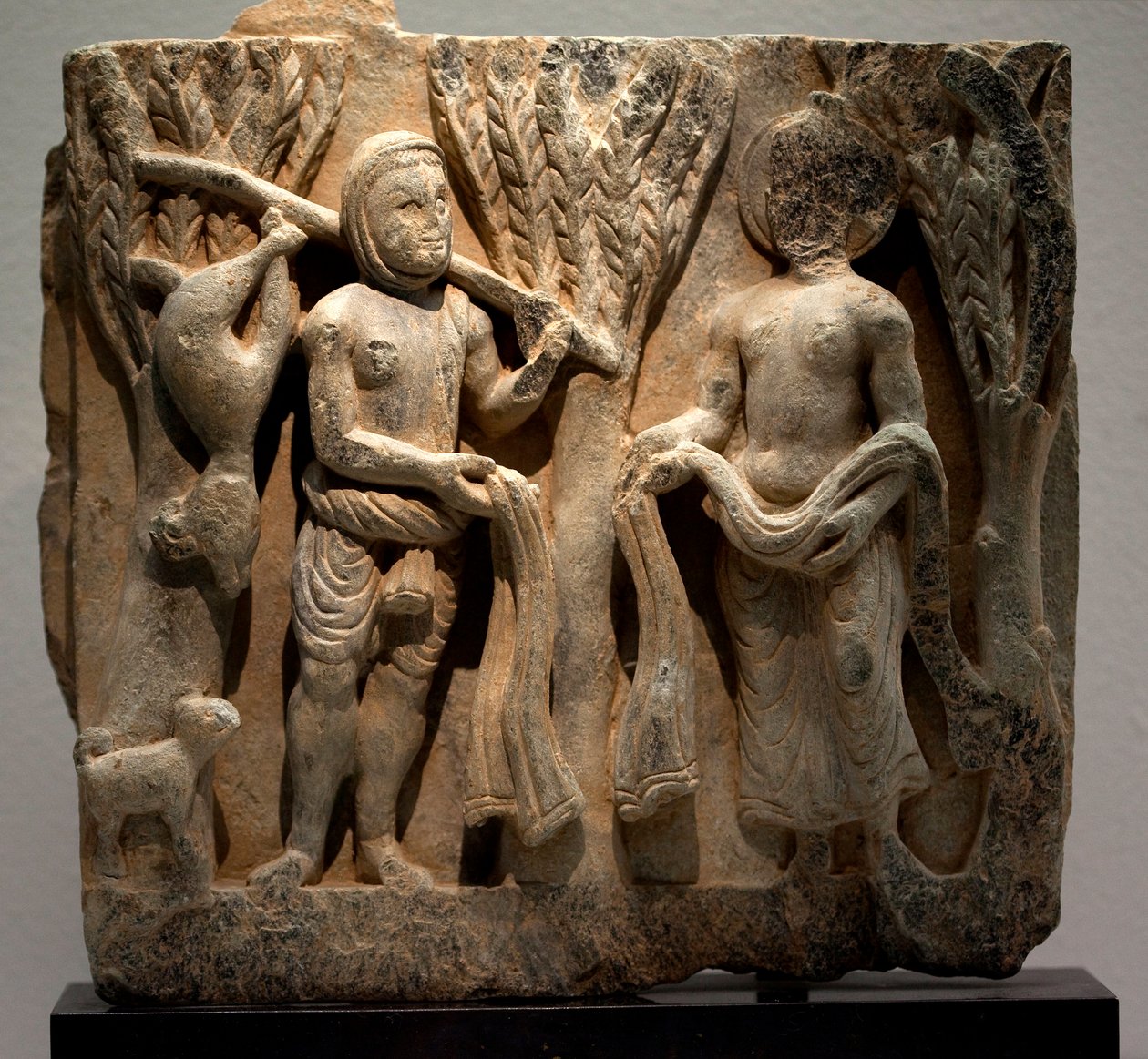 Exchange clothes with a hunter. Low relief sculpted, art of Gandhara (Pakistan), 2nd-3rd century. National Museum of Korea, Seoul (South Korea). 作者 hara陀罗学校