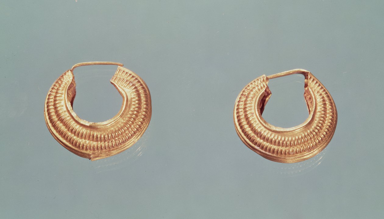 一对耳环，来自Saint-Jean-de-Tourbe，Tene I，c.475-0 BC（黄金） 作者 高卢什