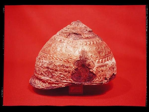 头盔，来自厄尔省安弗勒维尔，约公元前275-225年（青铜、铁、金和珐琅）（另见128301）。 作者 高卢什