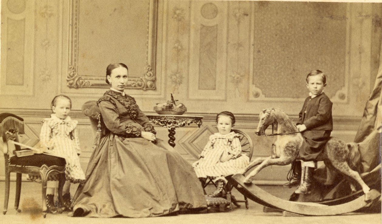 1860年代他的家人包围的摇马的小男孩（蛋白打印） 作者 乔治·弗里德里希·布兰德瑟夫