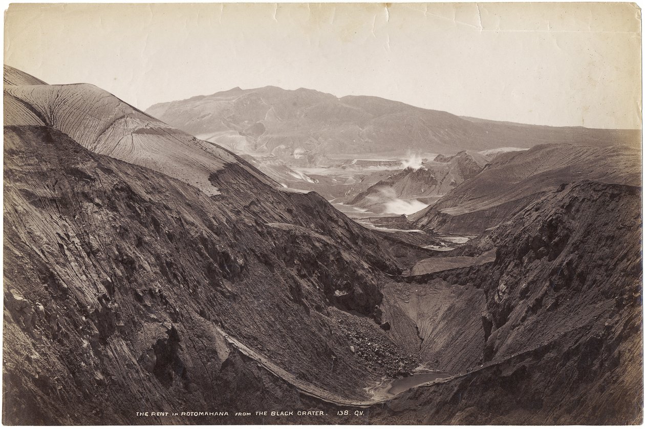 1886年11月至12月，黑色火山口的Rotomahana租金（蛋白印刷品） 作者 乔治·多布森·瓦伦丁