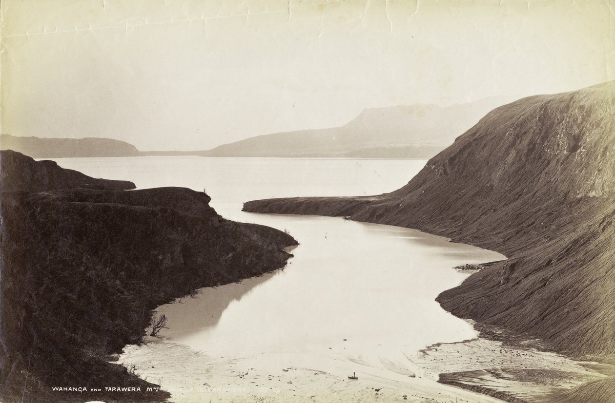 Wahanga和Tarawera山脉，来自Lake Tarawera，Octoner 1886（蛋白印刷品） 作者 乔治·多布森·瓦伦丁