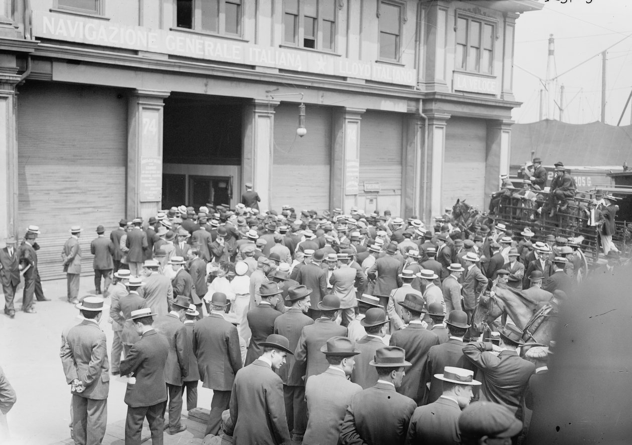 1914年5月25日，一群正在等待来自那不勒斯的罗马前市长Ernesto Nathan抵达纽约市Stampalia的船队抵达 作者 乔治·格兰瑟姆·贝恩