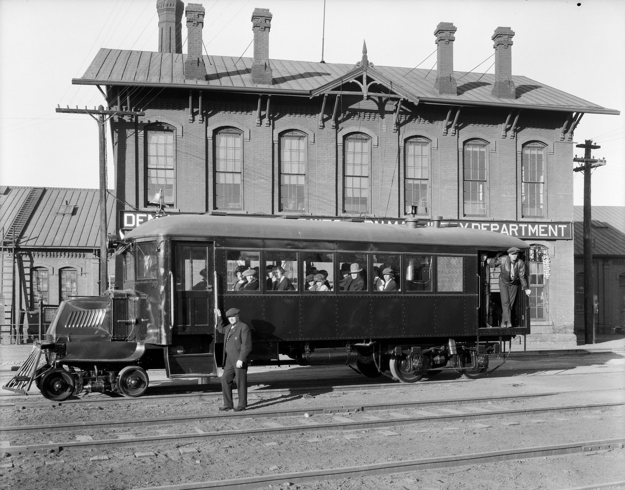 Mack铁路客车于1926年在DundRGW Burnham Shops试用 作者 乔治·莱特尔·比姆