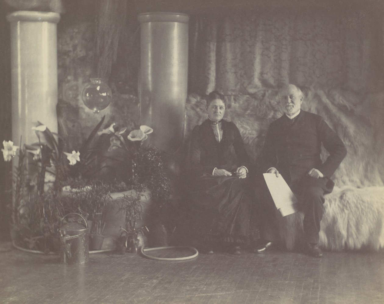查尔斯-E.蒂芙尼先生和夫人在路易斯-C.蒂芙尼的工作室，约1890年。 作者 乔治·柯林斯·考克斯